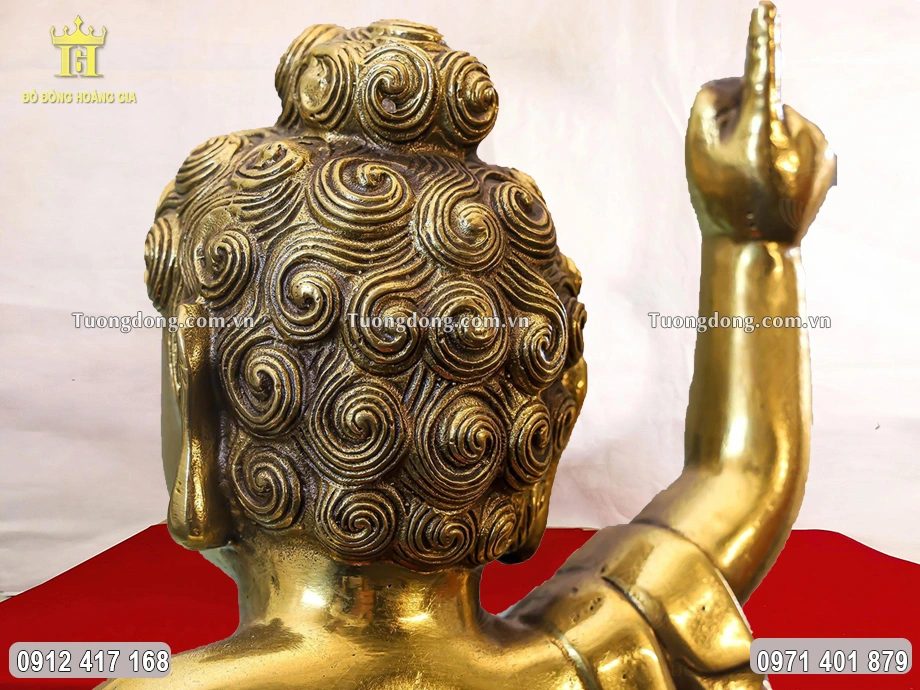 Hình ảnh phía sau của bức tượng